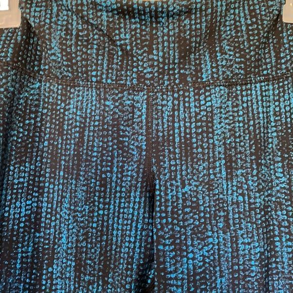 Kirkland Signature Active Crop Legging Tights - Picture 3 of 5